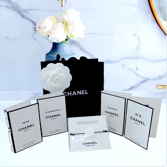 CHANEL BEAUTY SET PERFUME ME WITH CHANEL BRACELET AND 5 FRAGRANCE - Picture 2 of 3
